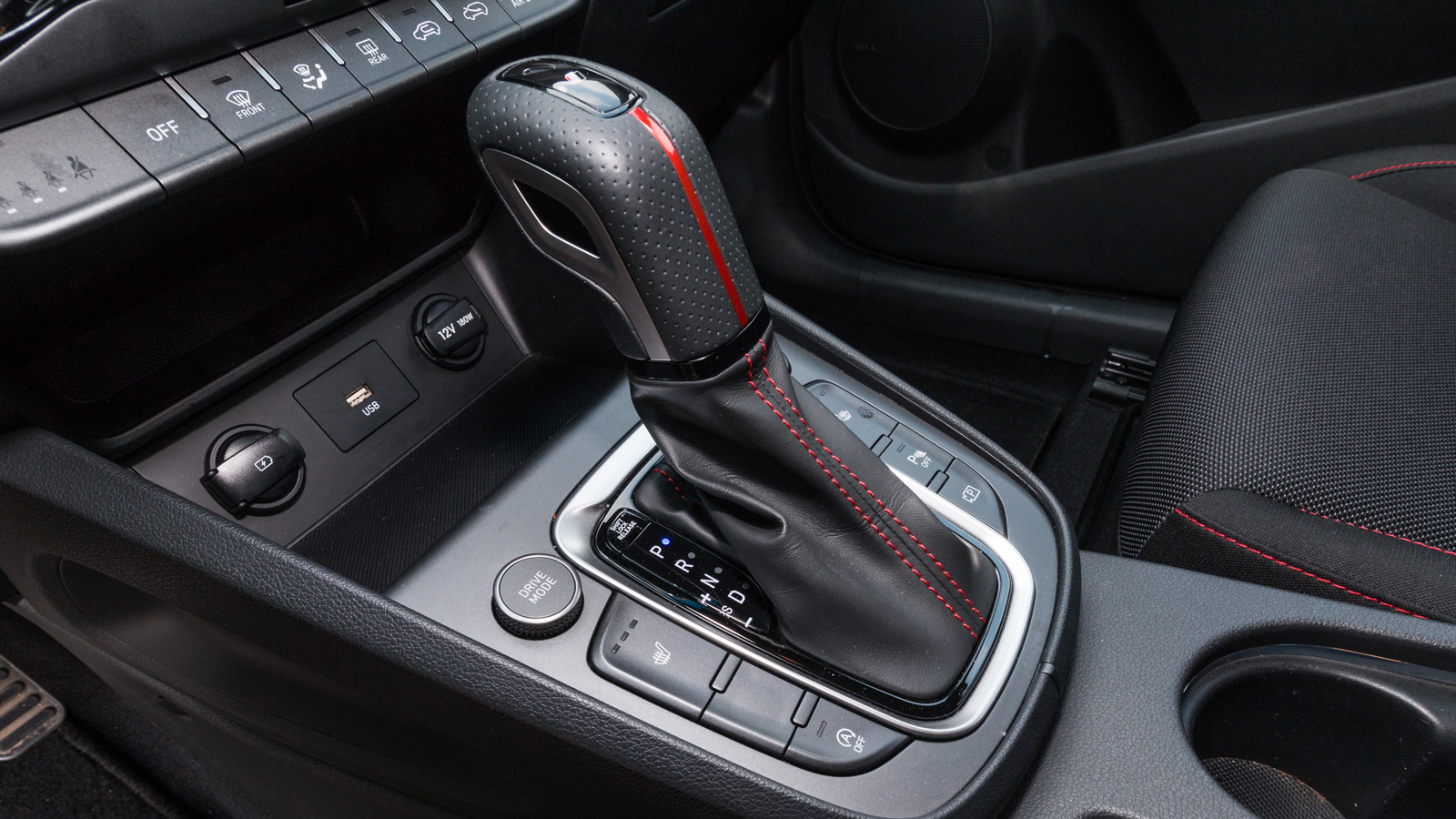 Το 7ταχυτο αυτόματο κιβώτιο διπλού συμπλέκτη αλλάζει σωστά, χωρίς σκορτσαρίσματα, την ώρα που πρέπει τις ταχύτητες, είτε οδηγείς χαλαρά, είτε πιο επιθ